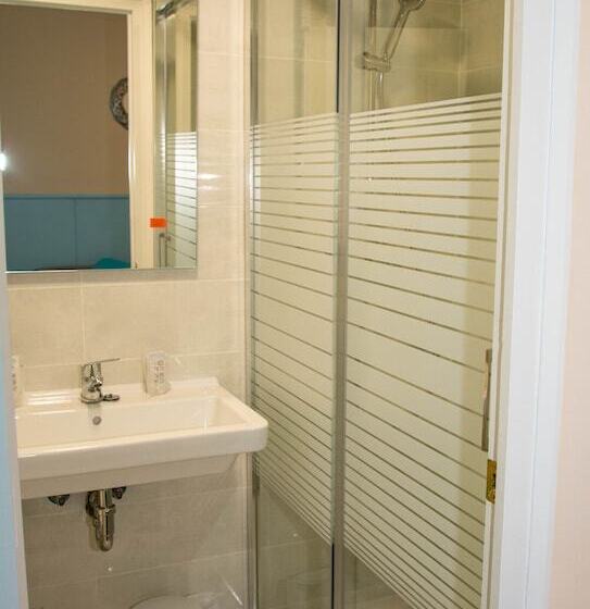 پانسیون Hostal Emporda