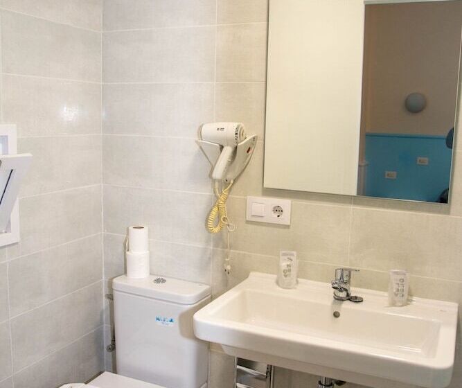 پانسیون Hostal Emporda