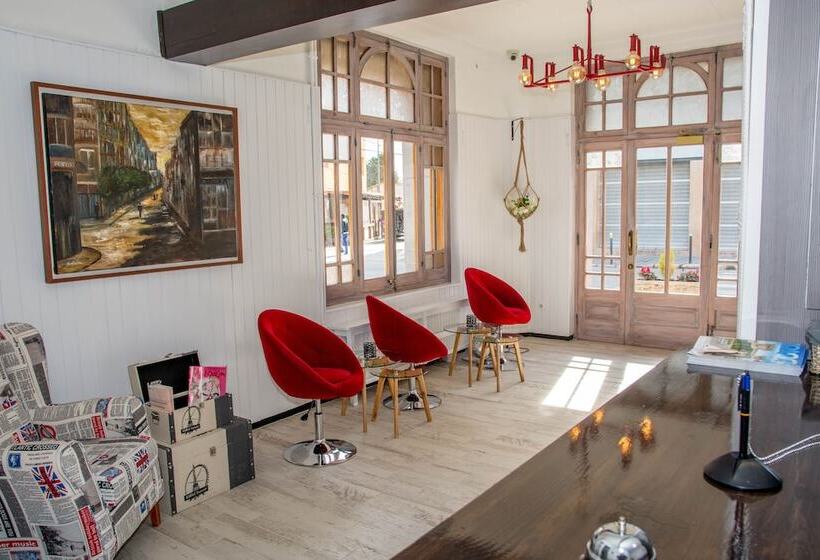 پانسیون Hostal Emporda