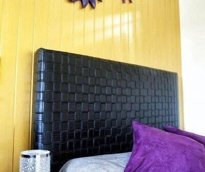 پانسیون Hostal Emporda