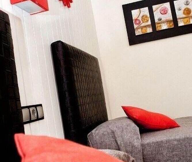 پانسیون Hostal Emporda