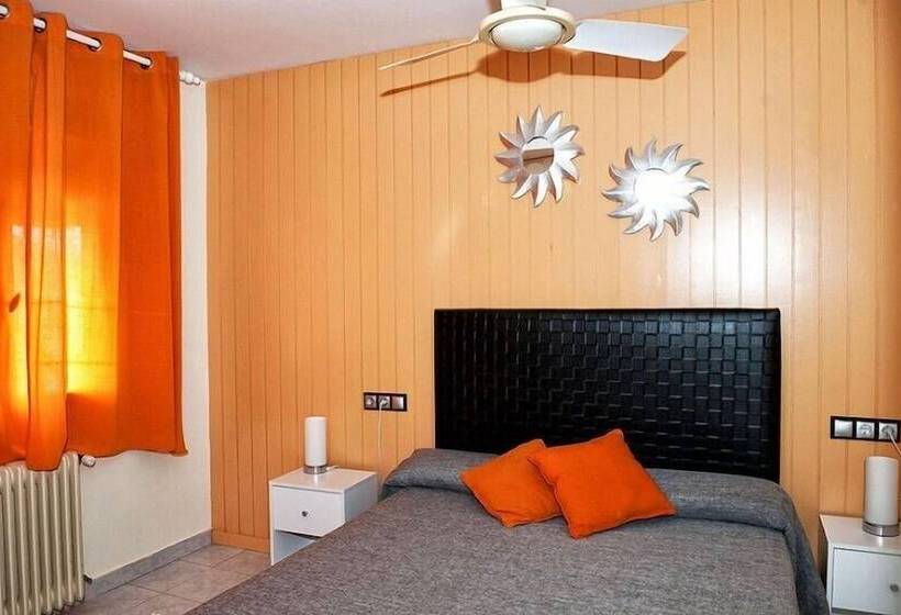 پانسیون Hostal Emporda