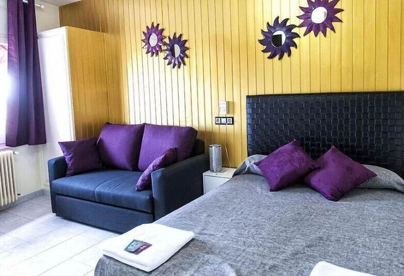پانسیون Hostal Emporda