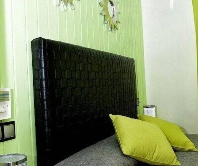 پانسیون Hostal Emporda