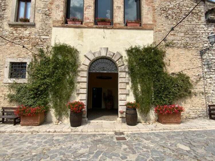 هتل Castello Di Titignano