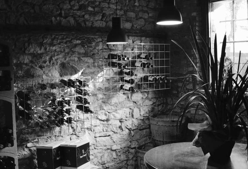 هاستل 1883 Restaurant & Rooms