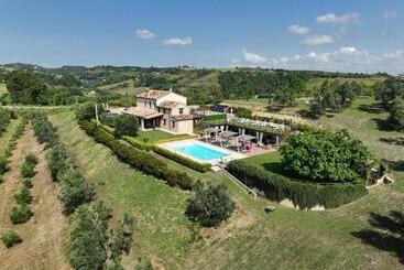 هتل Agrirelais Collelago