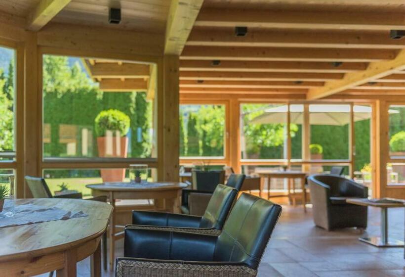 Отель Residence Garni Haus Tschenett