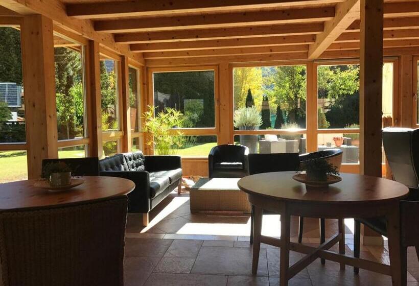 Отель Residence Garni Haus Tschenett