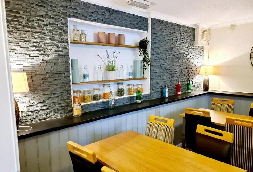 הוסטל The Lamb And Flag Inn