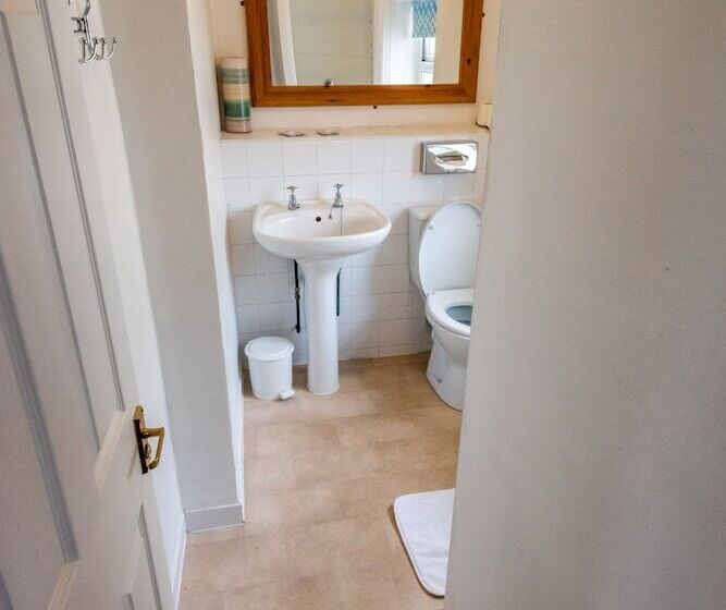 پانسیون Aarondale Guest House