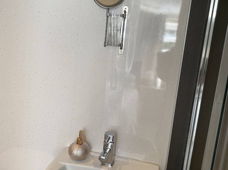 Пансион Tower Hill House Basingstoke