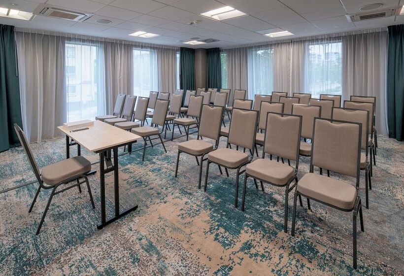 هتل Hampton By Hilton Warsaw Mokotow
