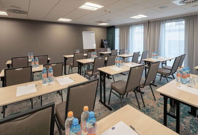 هتل Hampton By Hilton Warsaw Mokotow