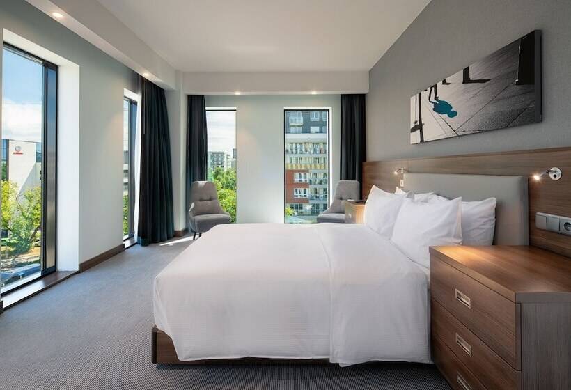 هتل Hampton By Hilton Warsaw Mokotow