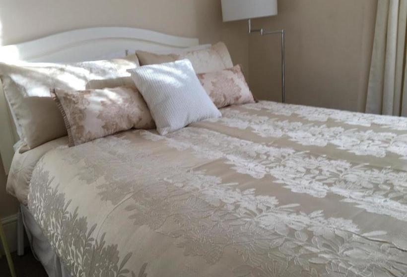 پانسیون Caris Guest House