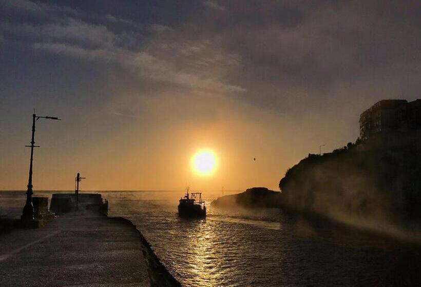 فندق صغير Jolly Sailor Inn