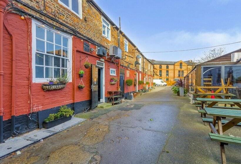 هاستل The Watergate Inn