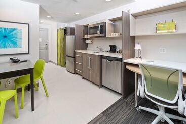 هتل Home2 Suites By Hilton Newark Airport