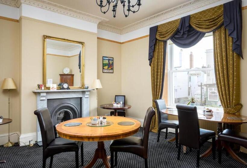پانسیون Crossways Guest House