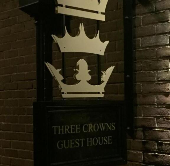 پانسیون Three Crowns Guest House