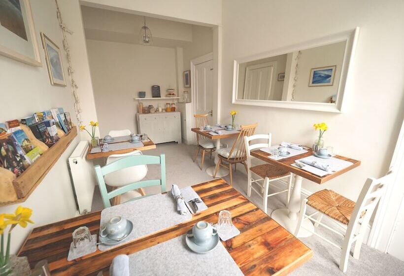 تختخواب و صبحانه Cowrie Guest House