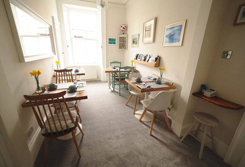 تختخواب و صبحانه Cowrie Guest House