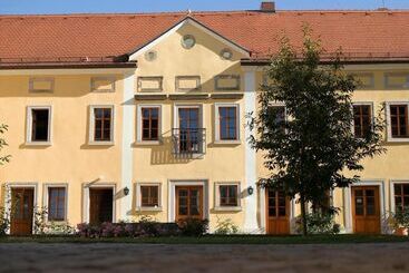 پانسیون Gästehaus Im Weingut Schloss Proschwitz