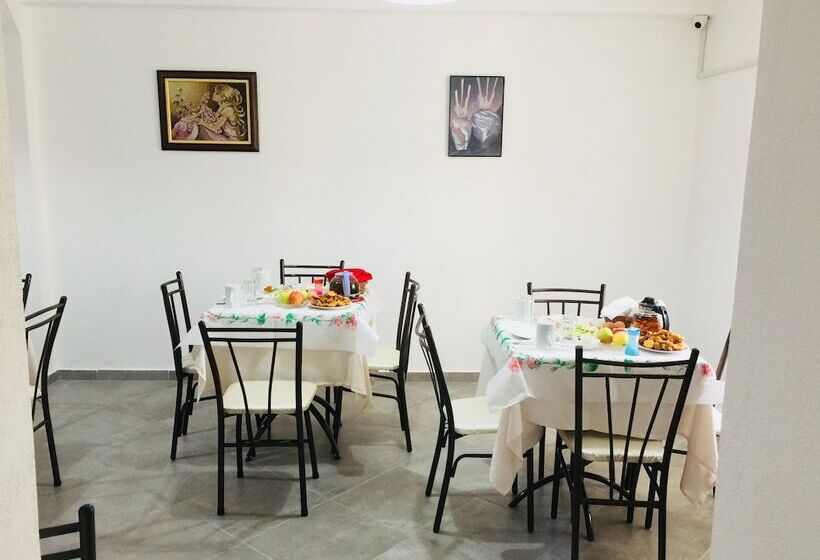 پانسیون Denis Guest House