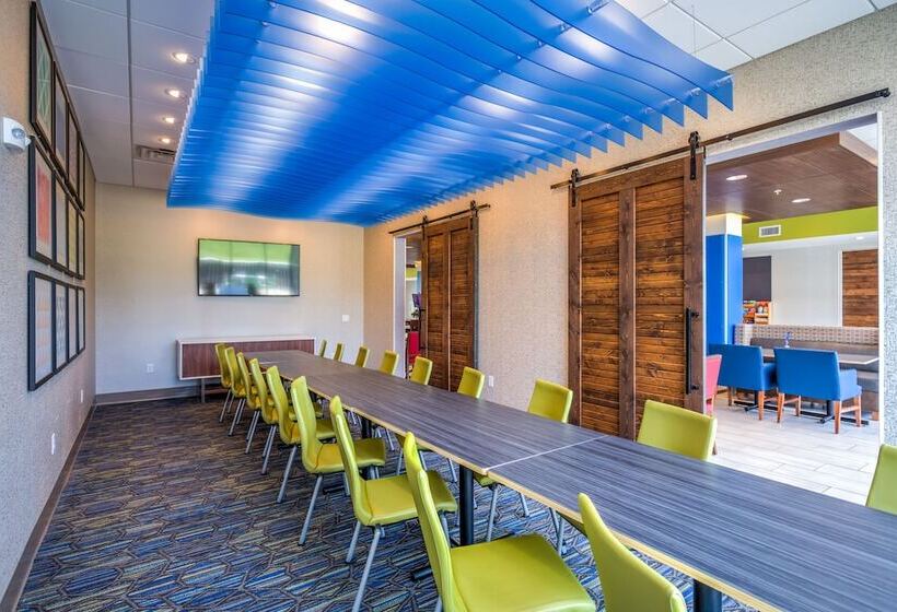 Отель Holiday Inn Express & Suites Reedsville State Coll Area By Ihg