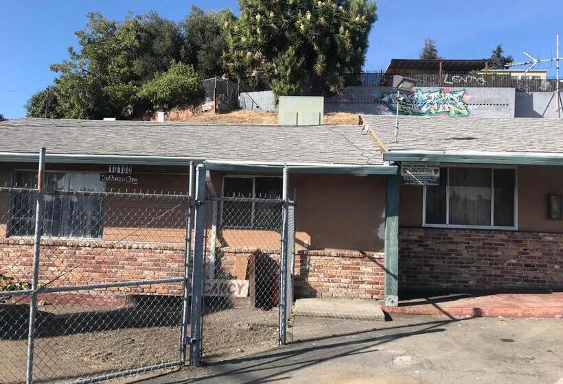 Commodore Motel