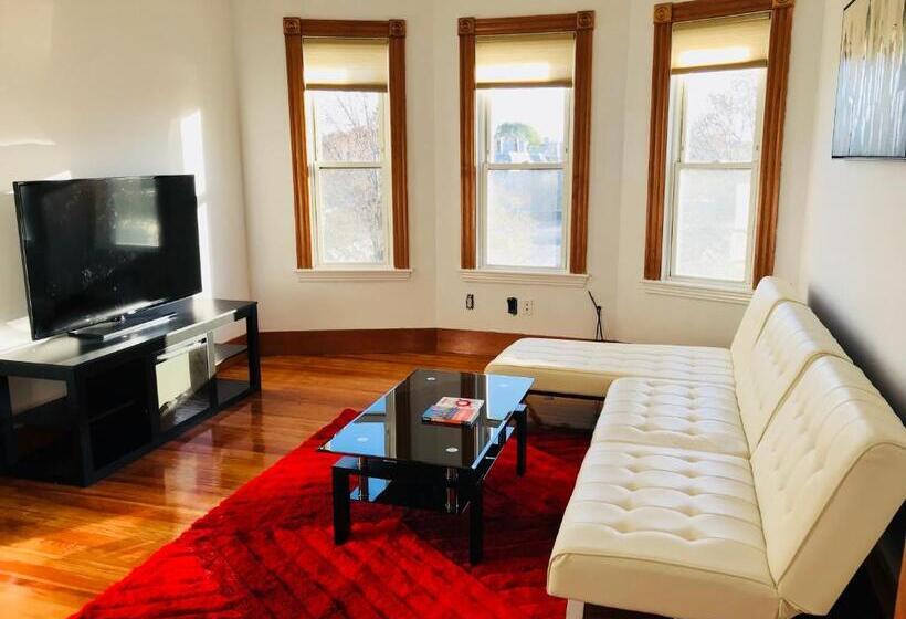 تختخواب و صبحانه Boston Lodge And Suites
