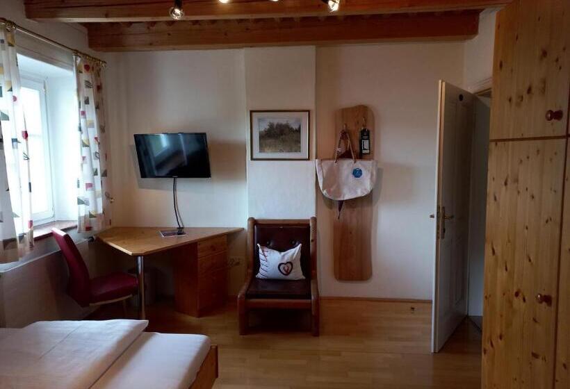 ペンション Attersee Gartenvilla