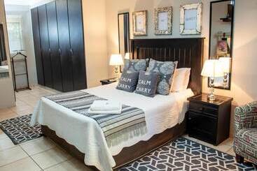 پانسیون Four Seasons Guesthouses