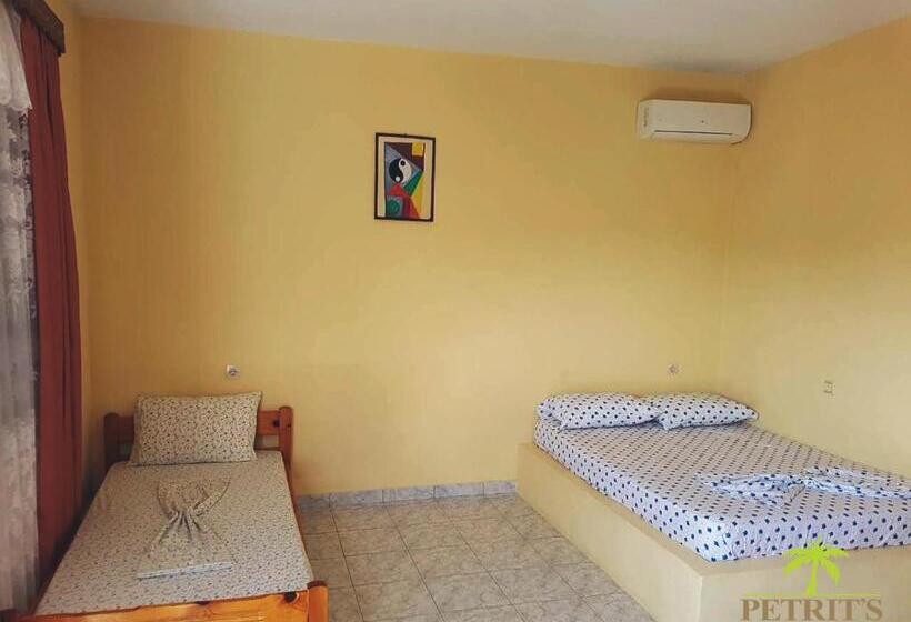 پانسیون Petrit Guesthouse