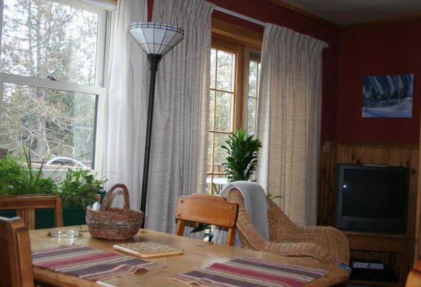 Общежитие Poplar Creek Guesthouse