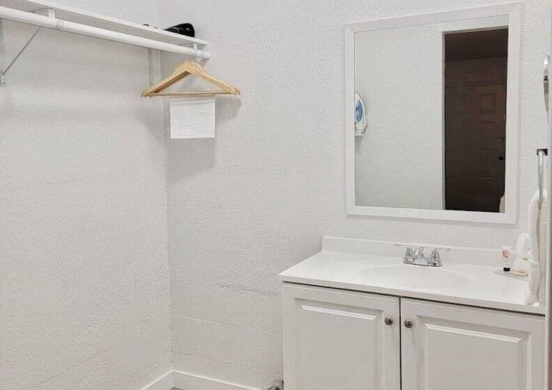 فندق على الطريق Buckley Inn