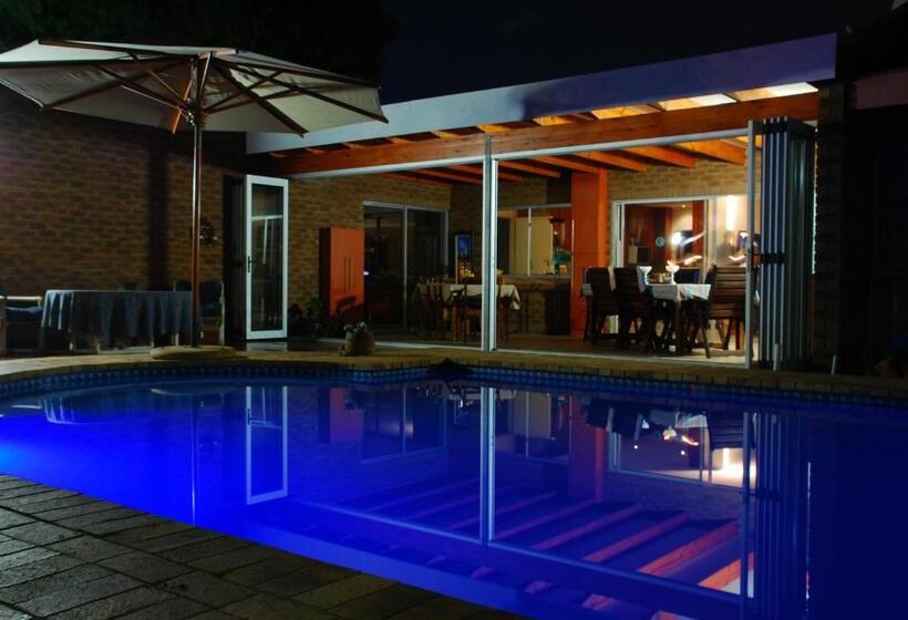 پانسیون Asante Guest House
