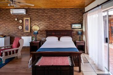 پانسیون Asante Guest House