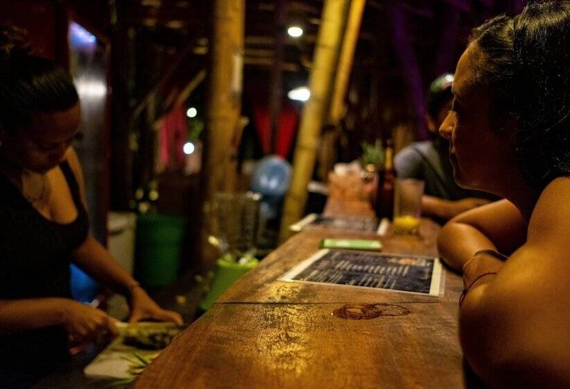 هاستل Kanta Sana