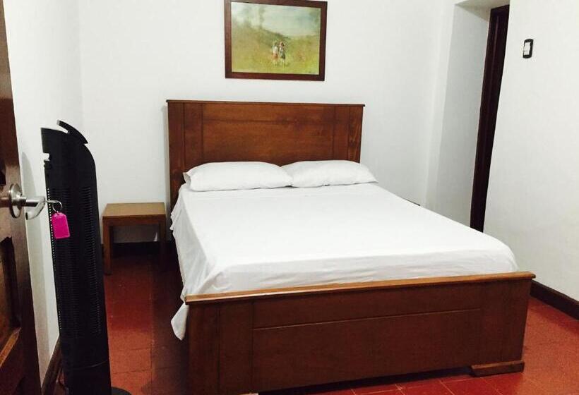 پانسیون Casa Helga A Dos Cuadras De La Basílica, Casa Entera Con Jardín Amplio, 6 Habitaciones, 5 Baños, Coc