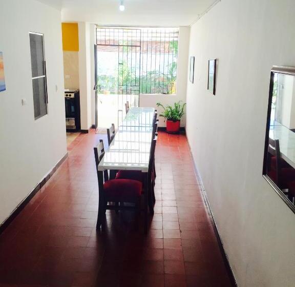 پانسیون Casa Helga A Dos Cuadras De La Basílica, Casa Entera Con Jardín Amplio, 6 Habitaciones, 5 Baños, Coc