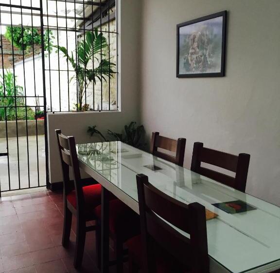 پانسیون Casa Helga A Dos Cuadras De La Basílica, Casa Entera Con Jardín Amplio, 6 Habitaciones, 5 Baños, Coc