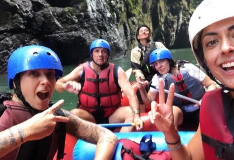 پانسیون Hostal Y Cabinas Anita And Rafting Tour!
