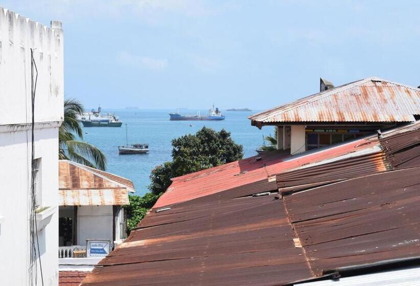 هاستل Karibu Inn
