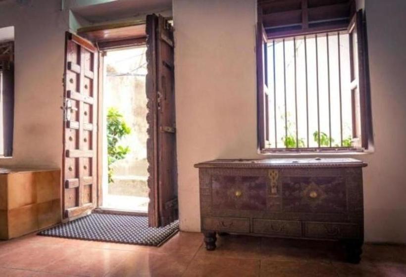 هاستل Karibu Inn