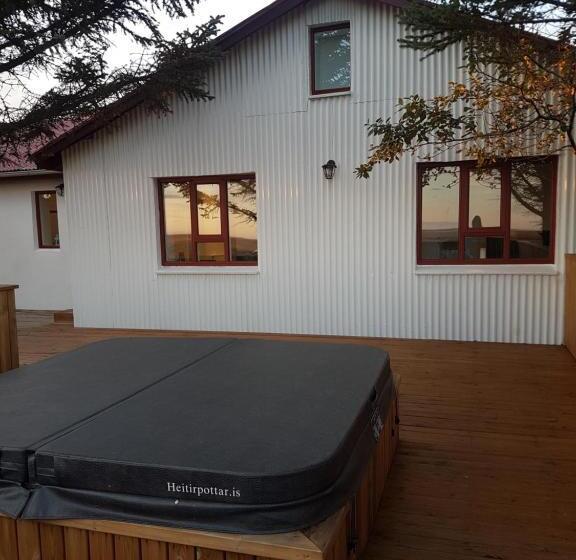 پانسیون Hellatún Guest House!