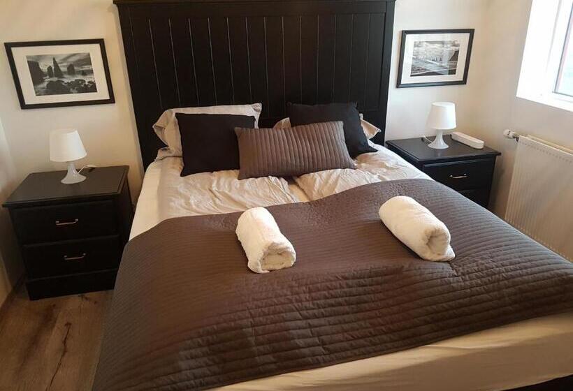 پانسیون Hellatún Guest House!
