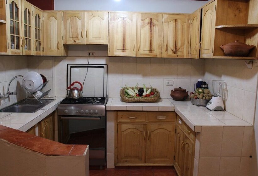 پانسیون Kame House Hostel