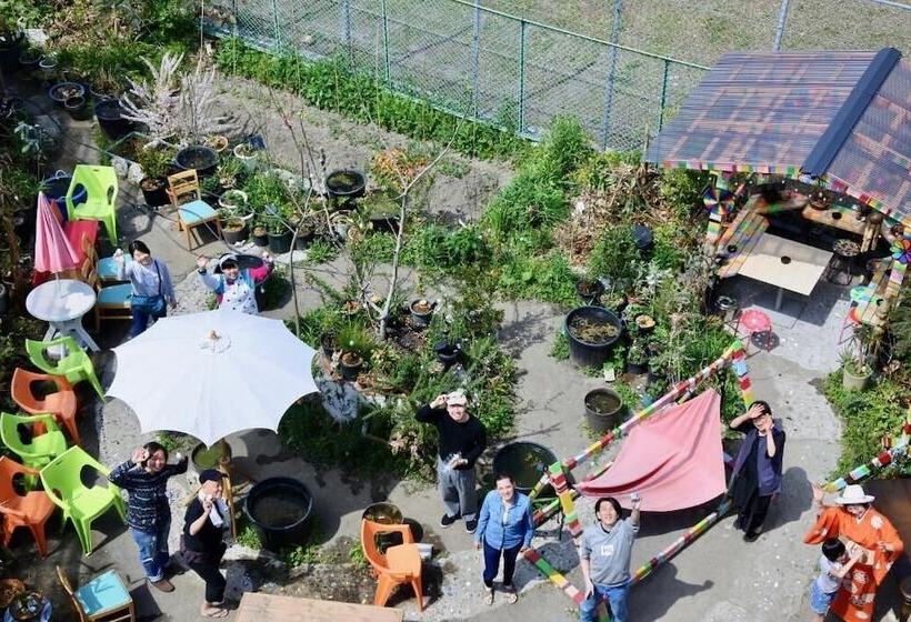 Pension (Hôtel basse catégorie) Kamagasaki University Of The Arts Cafe Garden Guest House Aka Cocoroom